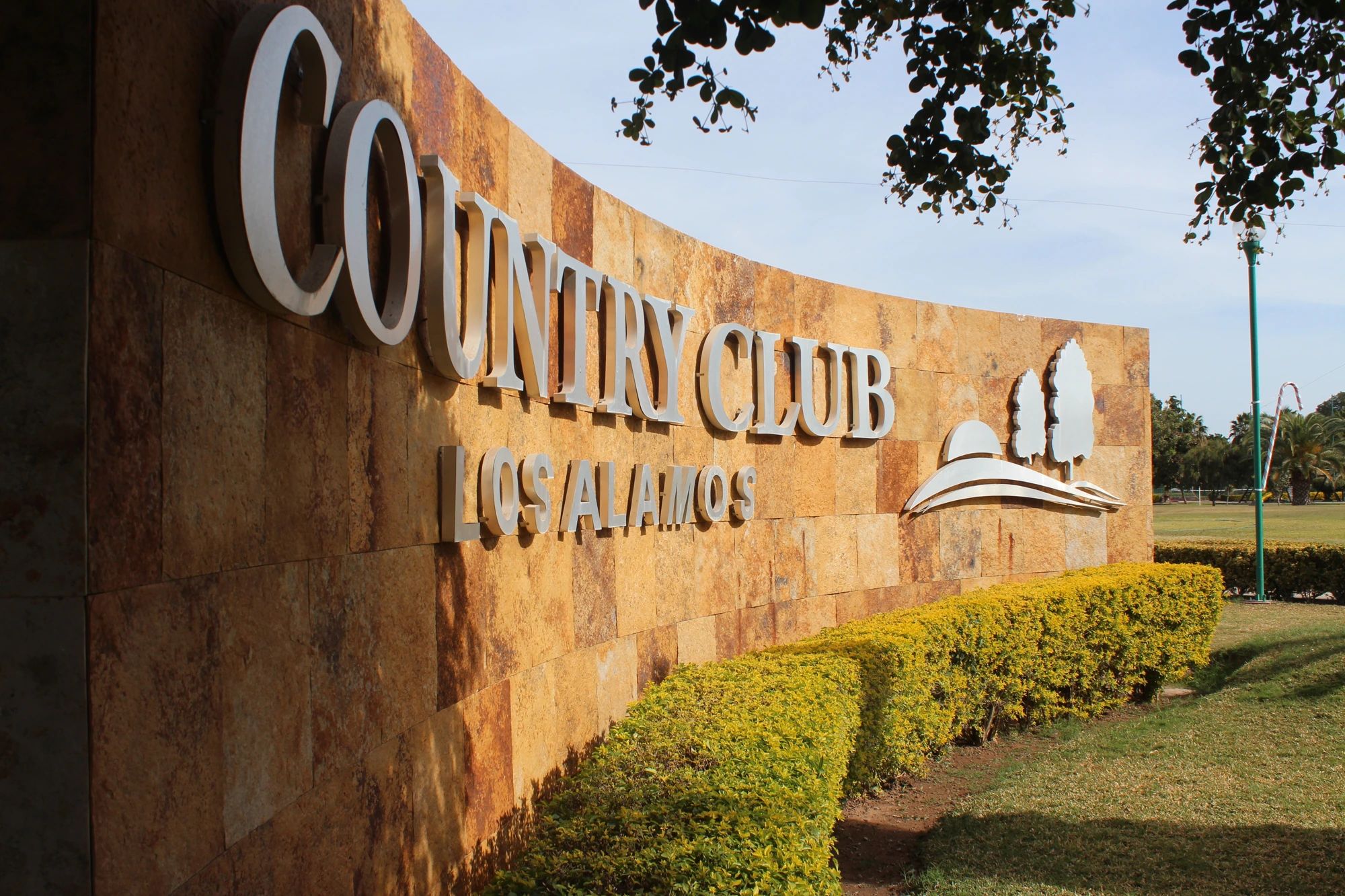 Letrero original Country Club Los Álamos en el acceso del club